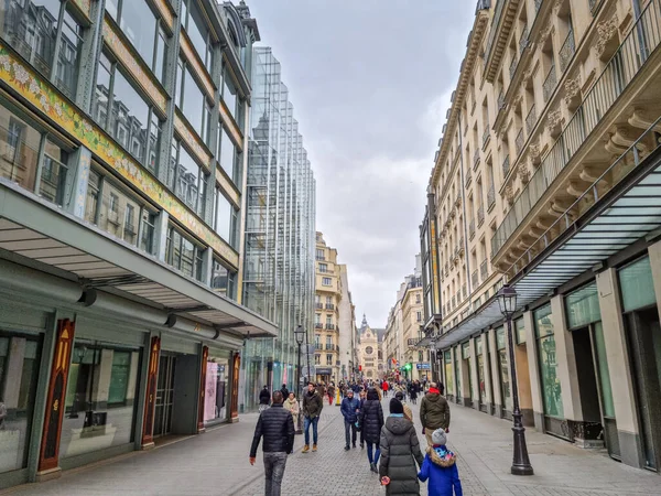 2023年3月6日 パリ第1区のモンネイエ通りを歩く人々 ルーブル美術館としても知られ いくつかの高級店があります — ストック写真