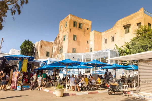 Sidi Bou氏によると チュニジアのカルタゴ 2022年8月27日 市内中心部を歩く人々 町は観光名所であり 青と白の広範な使用で知られています — ストック写真