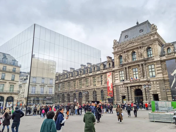 法国巴黎 2023年3月4日 在皇家宫广场散步的人 这个广场位于巴黎第一区 — 图库照片