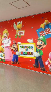 Osaka, Japonya - 12 Nisan 2019: Kansai Uluslararası Havalimanı 'ndaki Süper Mario Bros karakterleriyle hoş geldin tabelası. Havaalanı Japonya 'daki en yoğun üçüncü havaalanıdır..