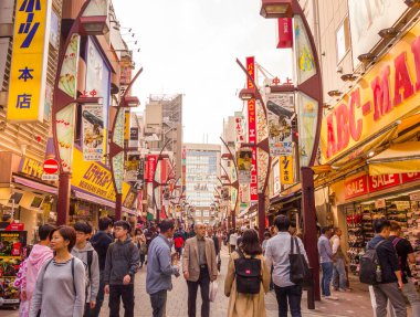 Tokyo, Japonya - 21 Nisan 2019: Shibuya bölgesinde yürüyen insanlar. Ticari ve iş merkezi meşhurdur. Ya da gece hayatı ve onun geçiş noktası..