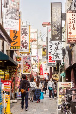 Tokyo, Japonya - 21 Nisan 2019: Shibuya bölgesinde yürüyen insanlar. Ticari ve iş merkezi meşhurdur. Ya da gece hayatı ve onun geçiş noktası..