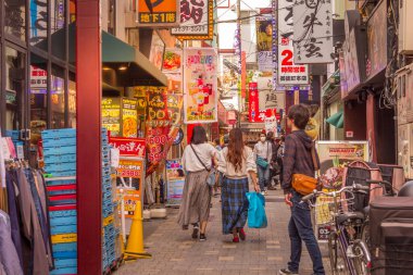 Tokyo, Japonya - 21 Nisan 2019: Shibuya bölgesinde yürüyen insanlar. Ticari ve iş merkezi meşhurdur. Ya da gece hayatı ve onun geçiş noktası..