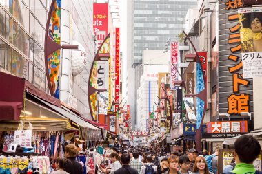 Tokyo, Japonya - 21 Nisan 2019: Shibuya bölgesinde yürüyen insanlar. Ticari ve iş merkezi meşhurdur. Ya da gece hayatı ve onun geçiş noktası..