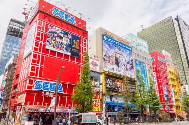 Tokyo, Japonya - 21 Nisan 2019: Akihabara bölgesinde yürüyen insanlar. Burası oyun ve anime dünyasının atmosferini yeniden yaratmasıyla ünlüdür..