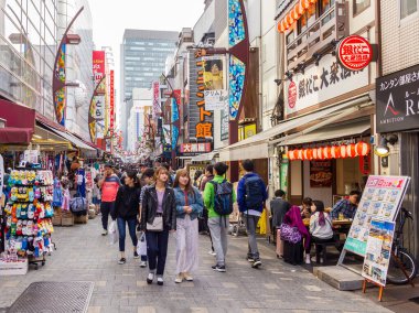 Tokyo, Japonya - 21 Nisan 2019: Shibuya bölgesinde yürüyen insanlar. Ticari ve iş merkezi meşhurdur. Ya da gece hayatı ve onun geçiş noktası..