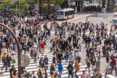 Tokyo, Japonya - 21 Nisan 2019: Shibuya bölgesinde yürüyen insanlar. Ticari ve iş merkezi meşhurdur. Ya da gece hayatı ve onun geçiş noktası..