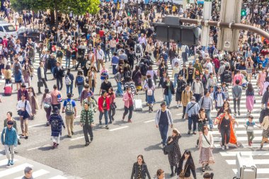 Tokyo, Japonya - 21 Nisan 2019: Shibuya bölgesinde yürüyen insanlar. Ticari ve iş merkezi meşhurdur. Ya da gece hayatı ve onun geçiş noktası..