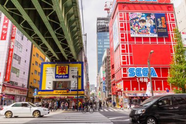 Tokyo, Japonya - 21 Nisan 2019: Akihabara bölgesinde yürüyen insanlar. Burası oyun ve anime dünyasının atmosferini yeniden yaratmasıyla ünlüdür..