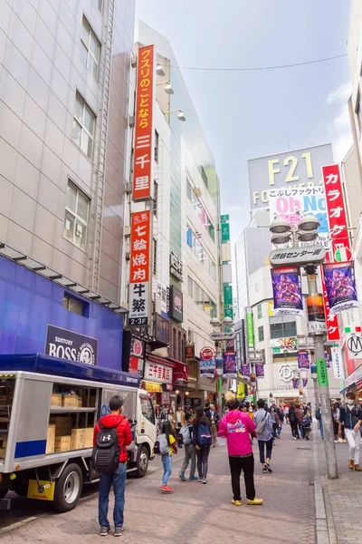 Tokyo Japan April 2019 Folk Går Shibuyaområdet Det Kommersiella Och — Stockfoto