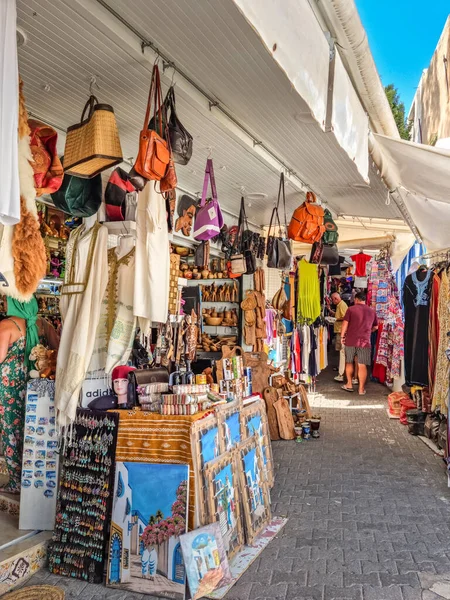 Sidi Bou氏によると チュニジアのカルタゴ 2022年8月27日 市内中心部を歩く人々 町は観光名所であり その市場と青と白の色の広範な使用で知られています — ストック写真
