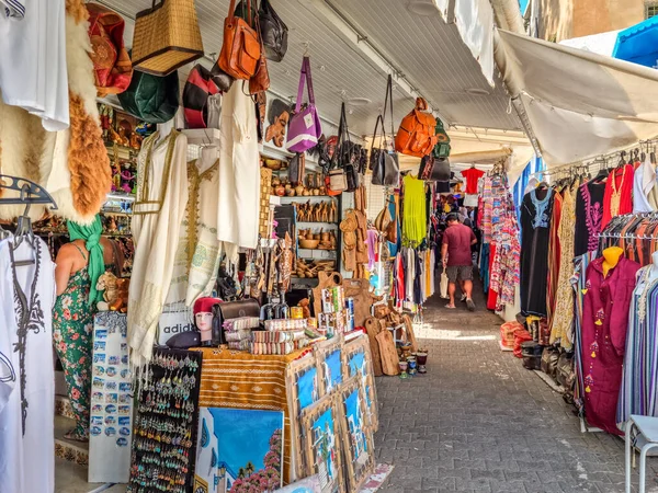 Sidi Bou氏によると チュニジアのカルタゴ 2022年8月27日 市内中心部を歩く人々 町は観光名所であり その市場と青と白の色の広範な使用で知られています — ストック写真