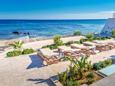 Deniz manzaralı yüzme havuzu