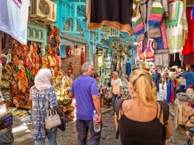 Tunus, Tunus - 27 Ağustos 2022: Medine bölgesinde yürüyen insanlar. Medine 'de saraylar, camiler, anıtlar, medreseler ve çeşmeler de dahil olmak üzere 700 civarında anıt bulunuyor..