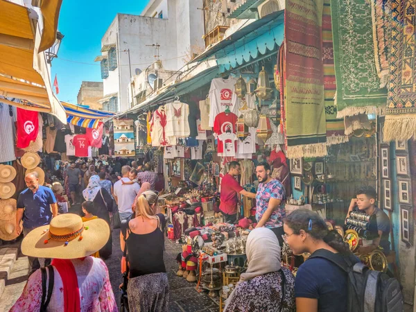 Tunis Tunisko Srpna 2022 Lidé Procházející Čtvrti Medina Medina Obsahuje — Stock fotografie