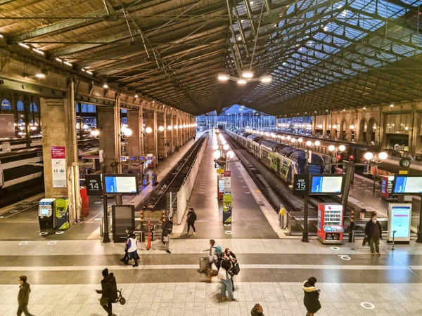 프랑스 2023 노르트 승강장을 사람들 파리에 철도역 터미널중 — 스톡 사진