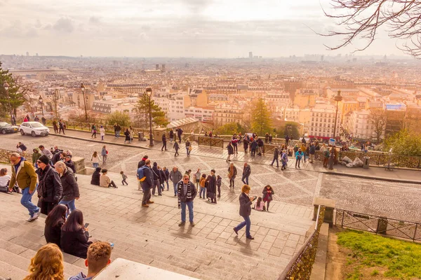 Paryż Francja Marca 2023 Ludzie Spacerujący Dzielnicy Montmartre Pobliżu Katedry — Zdjęcie stockowe