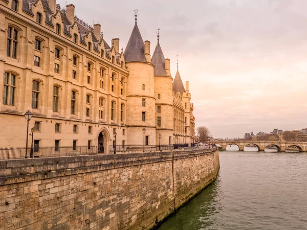 Conciergerie Και Ποταμός Σηκουάνας Στο Παρίσι Γαλλία — Φωτογραφία Αρχείου