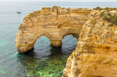 Marinha sahilindeki fil kayası, Algarve, Portekiz