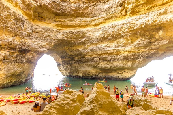 Algarve Portugal August 2023 Besucher Der Höhle Von Benagil Die — Stockfoto