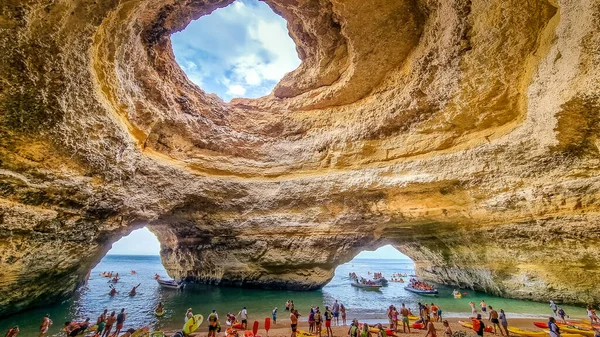 Algarve Portogallo Agosto 2023 Persone Che Visitano Grotta Del Benagil — Foto Stock
