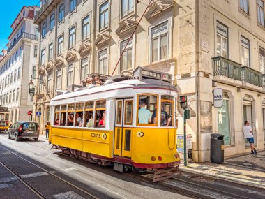 Lizbon, Portekiz - 27 Ağustos 2023: Şehrin merkezindeki tramvay hattında yürüyen insanlar. Lizbon tramvay ağı 1873 'ten beri var ve 5 satır içeriyor..