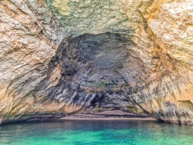 Benagil, Algarve, Portekiz 'de bir mağarada kumsal