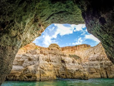 Marinha sahilindeki fil kayası, Algarve, Portekiz