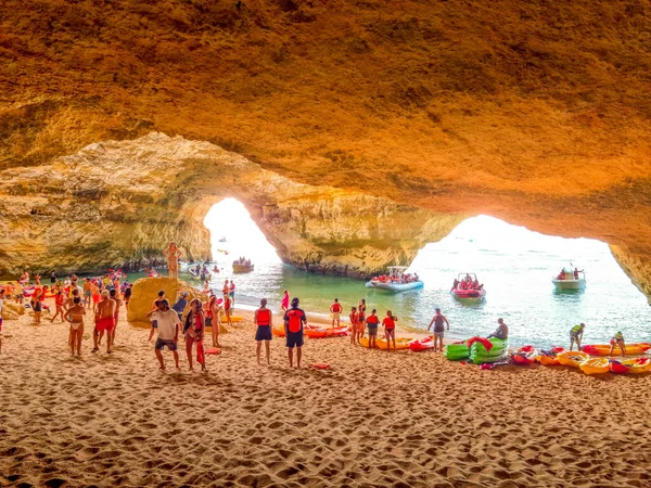 Algarve Portogallo Agosto 2023 Persone Che Visitano Grotta Del Benagil — Foto Stock