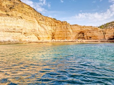 Benagil, Algarve, Portekiz 'deki uçurumlar arasındaki plaj