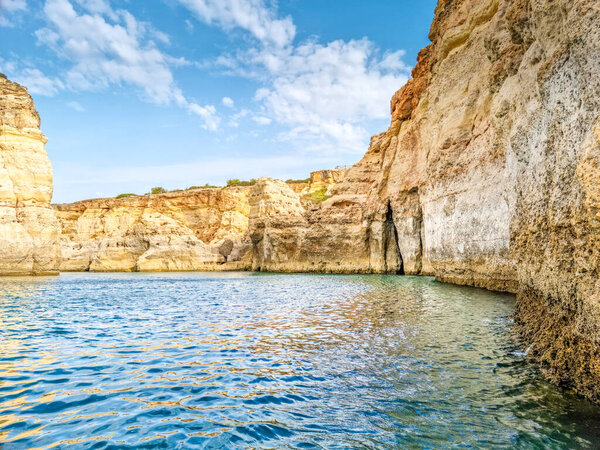 Скалы и пещеры Бенагила, Алгарве, Португалия