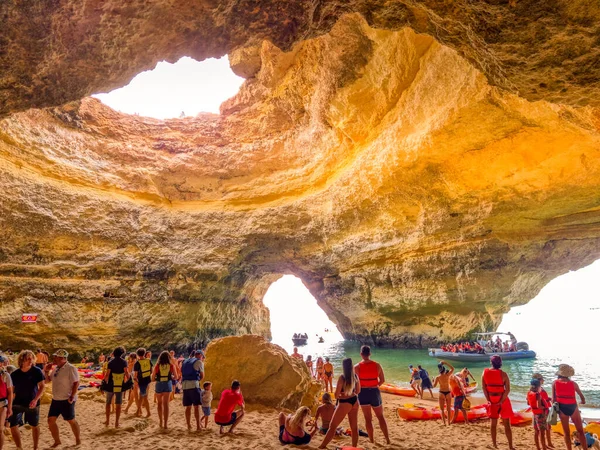 Algarve Portugal August 2023 Besucher Der Höhle Von Benagil Die — Stockfoto