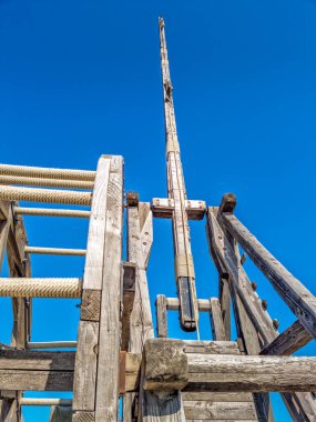 Orta Çağ 'da kullanılan eski Fransız tahta mancınığı.
