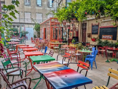 Saint-Remy-de-Provence, Fransa - 30 Eylül 2023: terasta renkli masalar. Şehrin iyi atmosferi Vincent Van Gogh tabloları için bir ilham kaynağıydı..