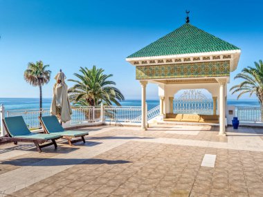 Arka planda deniz olan Pavilion, Hammamet, Tunus