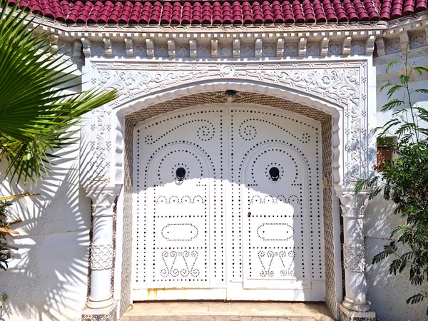Typical Tunisian Ornamental Door — Stock Photo, Image