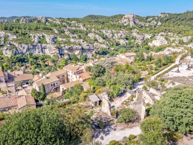 Şehrin havadan görünüşü ve Fransa 'nın güneyindeki Les Beaux de Provence kalesi.