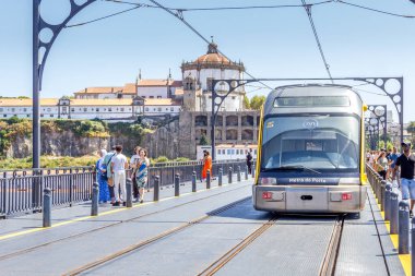 Porto, Portekiz - 7 Ağustos 2023: Dom Luis köprüsünde yürüyen insanlar. Köprü, araç trafiği ve yaya kaldırımları için asfalt kaldırıma sahiptir..