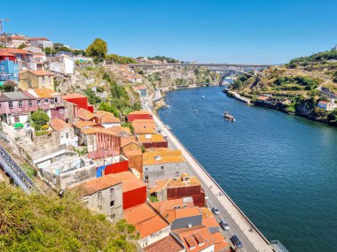 Ribeira 'nın havadan görünüşü, Dom Luis köprüsü ve Porto, Portekiz' deki Douro nehri