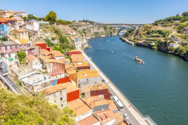 Ribeira 'nın havadan görünüşü, Dom Luis köprüsü ve Porto, Portekiz' deki Douro nehri