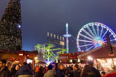 Londra, İngiltere - 18 Aralık 2016: Hyde Park 'ın kış harikalar diyarı parkında yürüyen insanlar. Parkın 10. baskısında gösteriler, canlı gruplar, pazarlar ve etkinlikler yer alıyor..