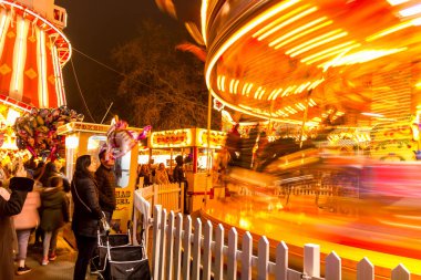 Londra, İngiltere - 18 Aralık 2016: Hyde Park 'ın kış harikalar diyarı parkında yürüyen insanlar. Parkın 10. baskısında gösteriler, canlı gruplar, pazarlar ve etkinlikler yer alıyor..