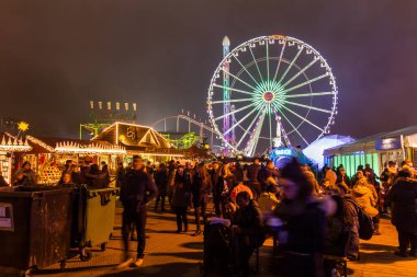 Londra, İngiltere - 18 Aralık 2016: Hyde Park 'ın kış harikalar diyarı parkında yürüyen insanlar. Parkın 10. baskısında gösteriler, canlı gruplar, pazarlar ve etkinlikler yer alıyor..