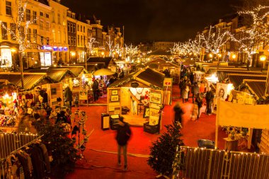 Leiden, Hollanda - 24 Aralık 2018: Kanaldaki yüzen Noel pazarının tadını çıkaran insanlar. Teknelerin üzerine kurulmuş bir pazar Avrupa 'da yüzen birkaç tatil pazarından biridir..