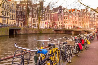 Amsterdam kanalı ve bisiklet manzarası