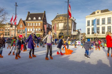 Gouda, Hollanda - 29 Aralık 2015: İnsanlar Noel pazarında buz pateni yapıyor. Tatil döneminde, Hollanda ve yurtdışından binlerce insan dekore edilmiş kenti ziyaret ediyor..