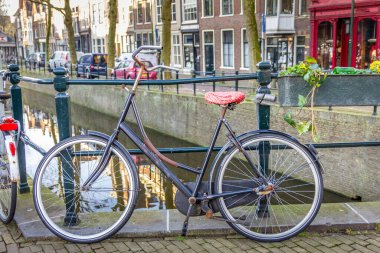 Gouda, Hollanda 'da bir kanalda bisikletler.