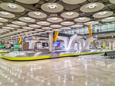 Madrid, İspanya - 03 Şubat 2023: Adolfo Suarez havaalanında bagaj atlıkarıncası. İspanya 'nın başkenti Madrid' e hizmet veren ana uluslararası havaalanıdır..