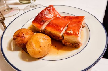 Madrid 'den tipik domuz eti, Cochinillo olarak bilinir.