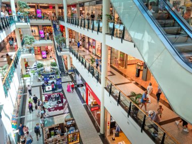 Porto, Portekiz - 13 Ağustos 2023 Via Catarina Alışveriş Merkezi 'nde yürüyen insanlar. Bina, adının da belirttiği gibi, Via Catarina 'da, eski şehrin en ticari caddesinde yer almaktadır..